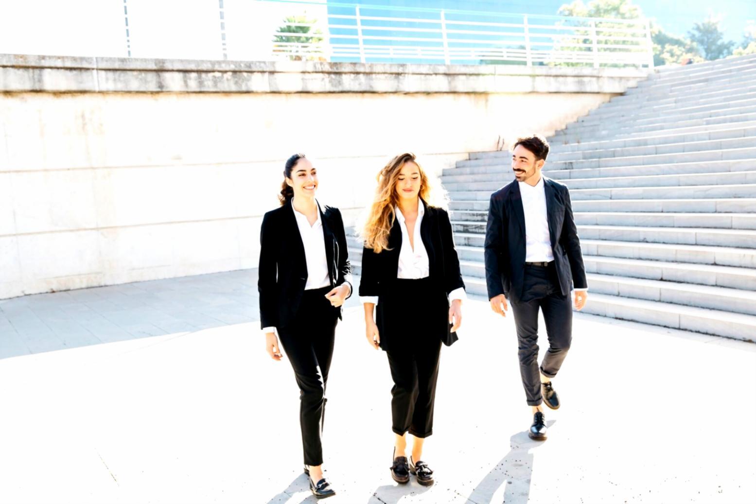 Estudiantes aprendiendo técnicas de presupuesto personal