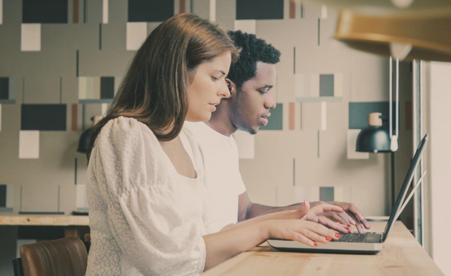 Persona revisando documentos financieros en computadora