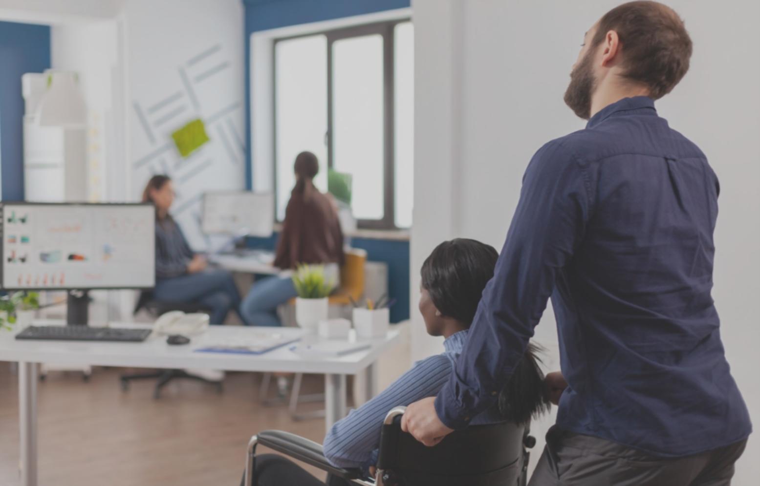 Grupo de estudiantes trabajando en ejercicios prácticos de presupuesto personal