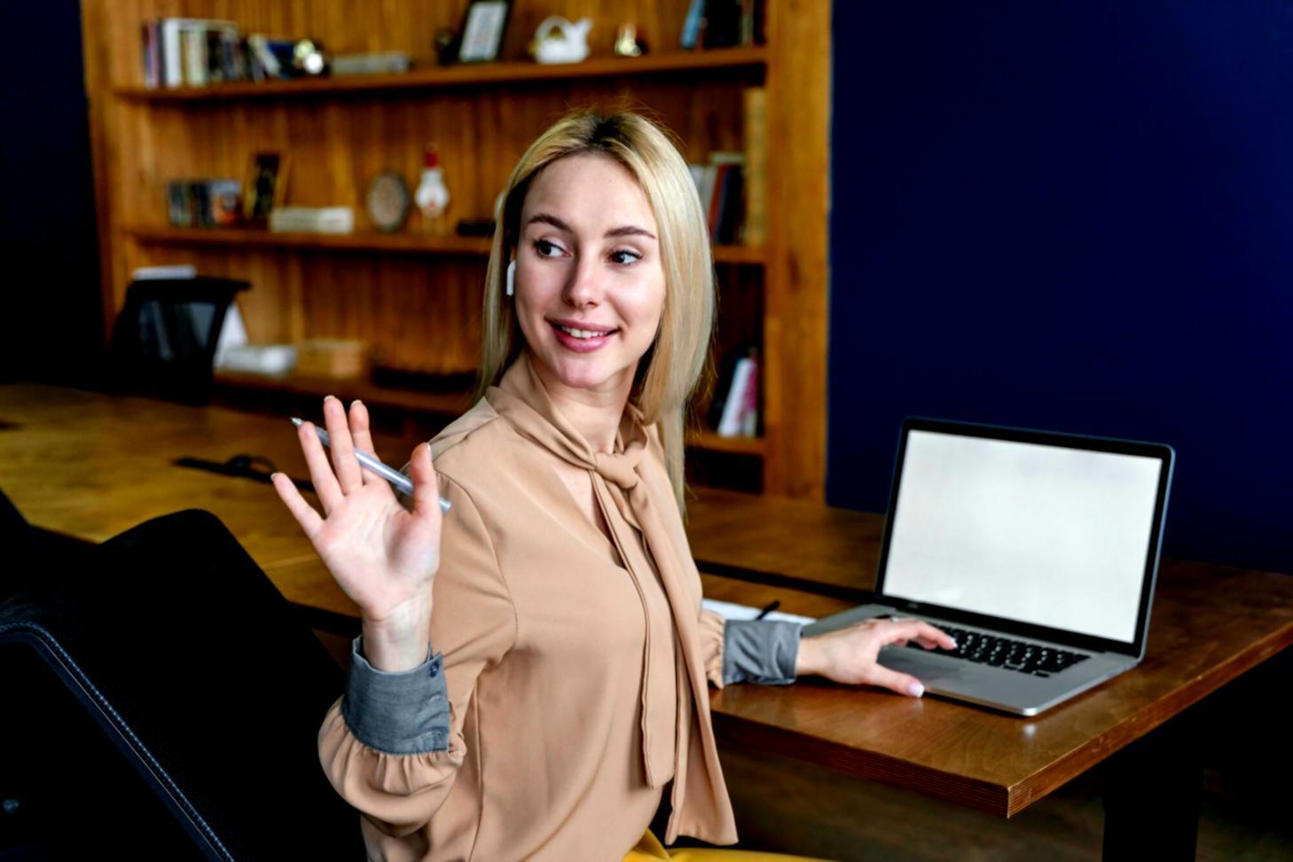Espacio de trabajo organizado con ordenador y documentos