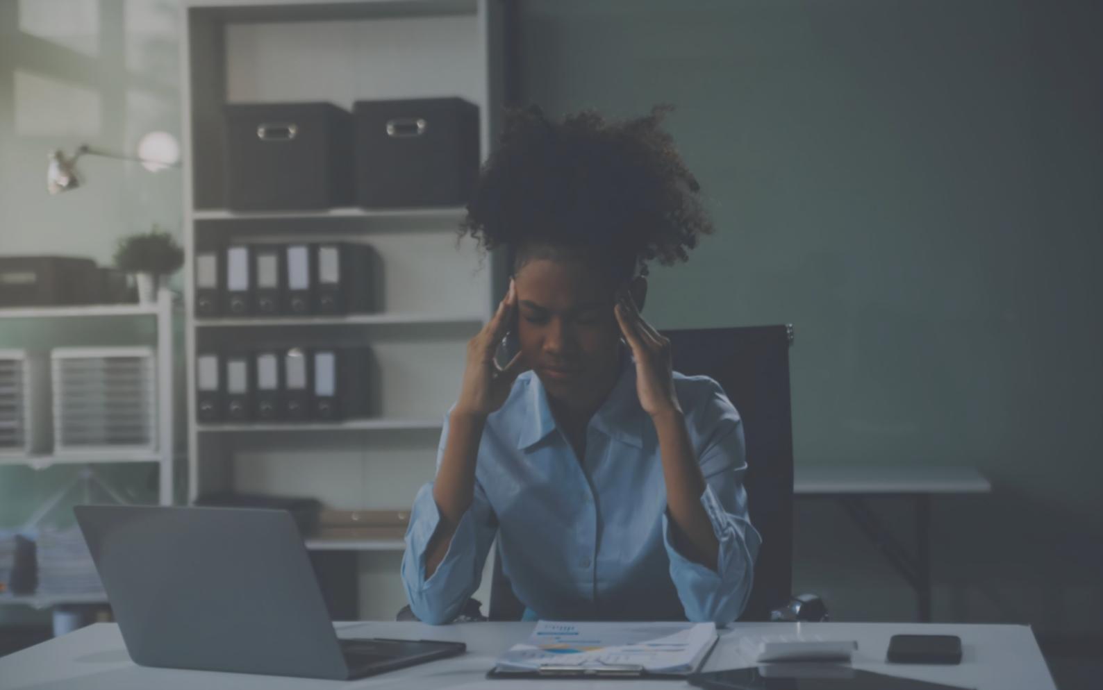 Persona trabajando en planificación financiera personal con documentos y calculadora