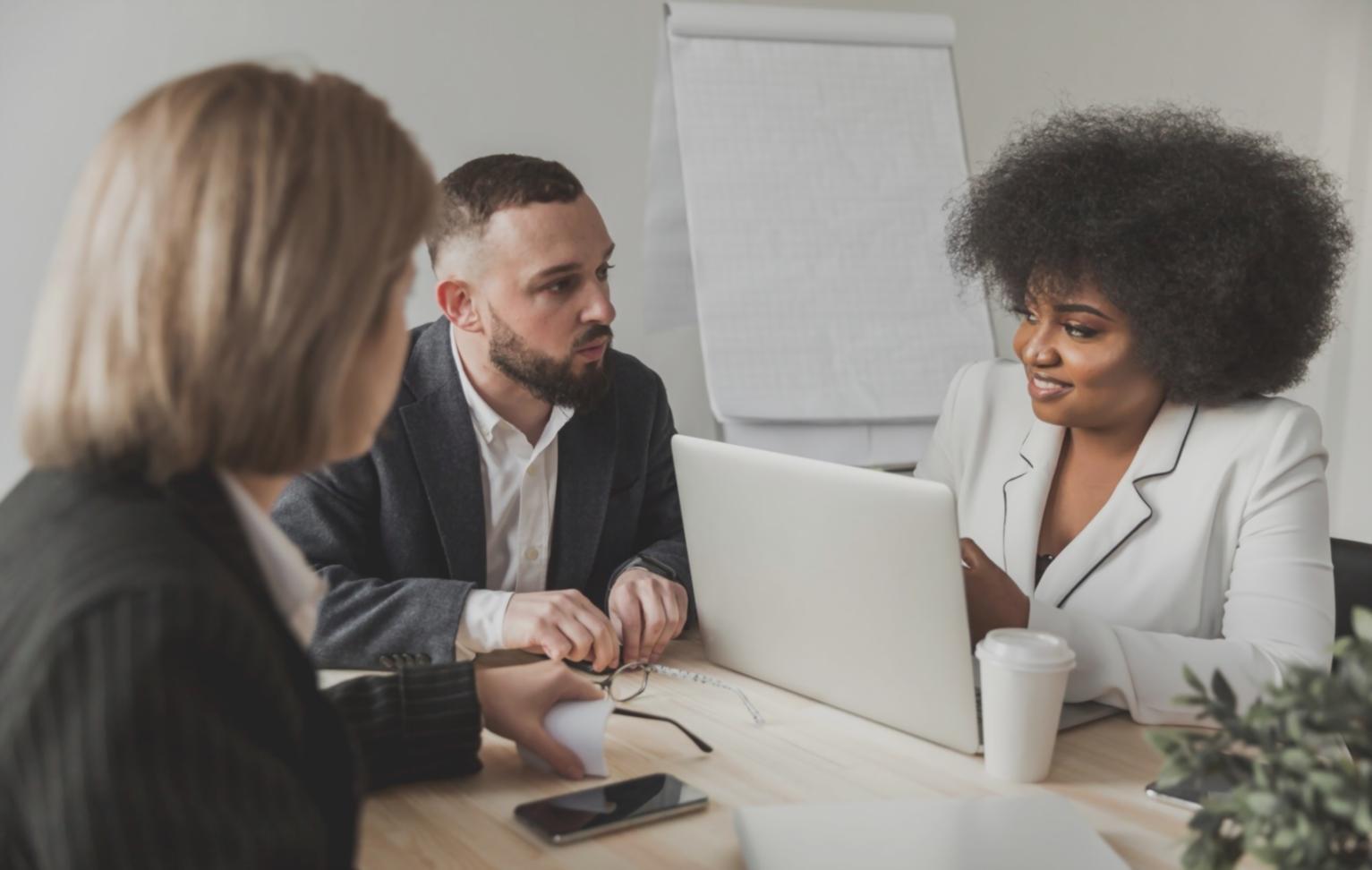 Espacio de estudio organizado con materiales financieros