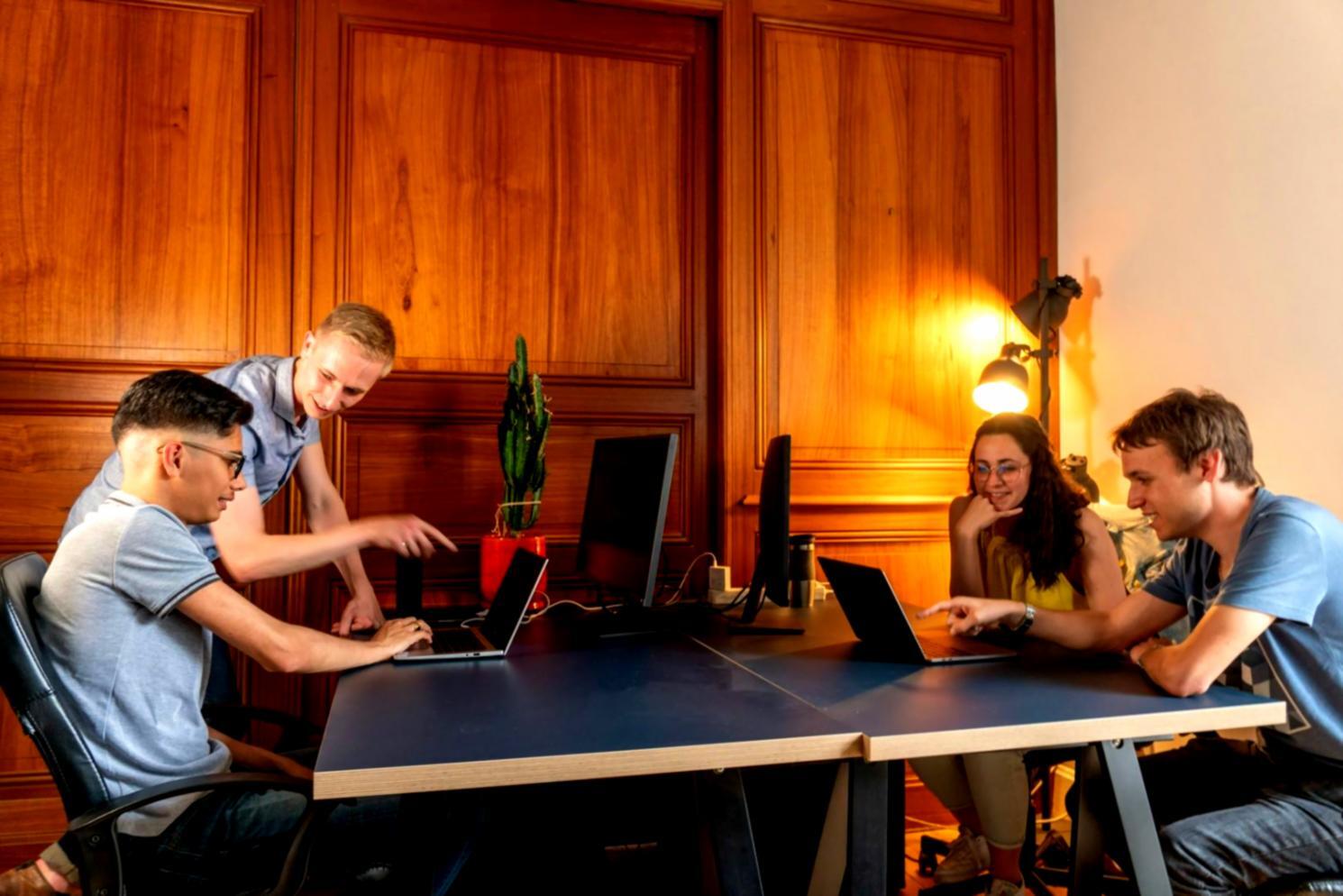 Persona organizando documentos financieros y revisando presupuesto mensual en escritorio ordenado